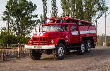 Kostiantynivka sokaklarından geçen itfaiye aracı, şehir merkezindeki bir binayı vuran Rus bombardımanı sonrasında yanan bir binanın bulunduğu yere gidiyor. Savaşın başlangıcından bu yana, siviller çoğu zaman öncelikli hedefler oldular. 