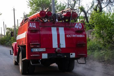 Kostiantynivka sokaklarından geçen itfaiye aracı, şehir merkezindeki bir binayı vuran Rus bombardımanı sonrasında yanan bir binanın bulunduğu yere gidiyor. Savaşın başlangıcından bu yana, siviller çoğu zaman öncelikli hedefler oldular. 