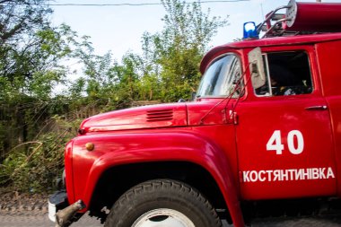 Kostiantynivka sokaklarından geçen itfaiye aracı, şehir merkezindeki bir binayı vuran Rus bombardımanı sonrasında yanan bir binanın bulunduğu yere gidiyor. Savaşın başlangıcından bu yana, siviller çoğu zaman öncelikli hedefler oldular. 