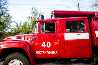 Kostiantynivka sokaklarından geçen itfaiye aracı, şehir merkezindeki bir binayı vuran Rus bombardımanı sonrasında yanan bir binanın bulunduğu yere gidiyor. Savaşın başlangıcından bu yana, siviller çoğu zaman öncelikli hedefler oldular. 