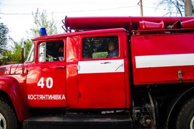 Kostiantynivka sokaklarından geçen itfaiye aracı, şehir merkezindeki bir binayı vuran Rus bombardımanı sonrasında yanan bir binanın bulunduğu yere gidiyor. Savaşın başlangıcından bu yana, siviller çoğu zaman öncelikli hedefler oldular. 