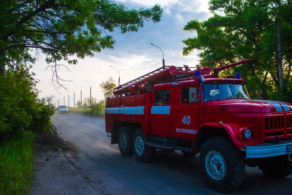 Kostiantynivka sokaklarından geçen itfaiye aracı, şehir merkezindeki bir binayı vuran Rus bombardımanı sonrasında yanan bir binanın bulunduğu yere gidiyor. Savaşın başlangıcından bu yana, siviller çoğu zaman öncelikli hedefler oldular. 