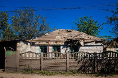 Tchassiv Yar, Ukrayna - 16 Mayıs 2023 Tchassiv Yar kasabasında bulunan hasarlı binalar. Kasaba Bakhmud cephesinden birkaç kilometre uzakta olduğu için savaş alanı haline gelen bu bölgede şiddetli çatışmalar yaşanıyor.