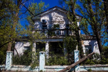 Tchassiv Yar, Ukrayna - 16 Mayıs 2023 Tchassiv Yar kasabasında bulunan hasarlı binalar. Kasaba Bakhmud cephesinden birkaç kilometre uzakta olduğu için savaş alanı haline gelen bu bölgede şiddetli çatışmalar yaşanıyor.