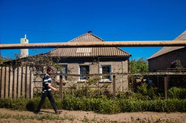 Tchassiv Yar, Ukrayna - 16 Mayıs 2023 Tchassiv Yar kasabasında bulunan hasarlı binalar. Kasaba Bakhmud cephesinden birkaç kilometre uzakta olduğu için savaş alanı haline gelen bu bölgede şiddetli çatışmalar yaşanıyor.