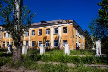 Tchassiv Yar, Ukrayna - 16 Mayıs 2023 Tchassiv Yar kasabasında bulunan hasarlı binalar. Kasaba Bakhmud cephesinden birkaç kilometre uzakta olduğu için savaş alanı haline gelen bu bölgede şiddetli çatışmalar yaşanıyor.