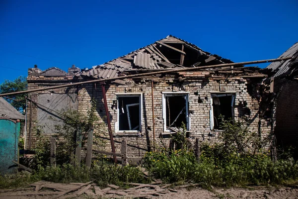 チャイコフスキー イヤー ウクライナ 2023年5月16日チャイコフスキー イヤーの町に位置する損傷を受けた建物 市街地はバフマッドの最前線から数キロ離れているため 戦場となっているこの地域では激しい戦闘が行われています — ストック写真