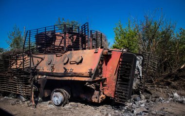 Tchassiv Yar kasabasında bulunan yok edilmiş Ukrayna zırhlı aracı. Kasaba Bakhmud cephesinden birkaç kilometre uzakta olduğu için savaş alanı haline gelen bu bölgede şiddetli çatışmalar yaşanıyor..