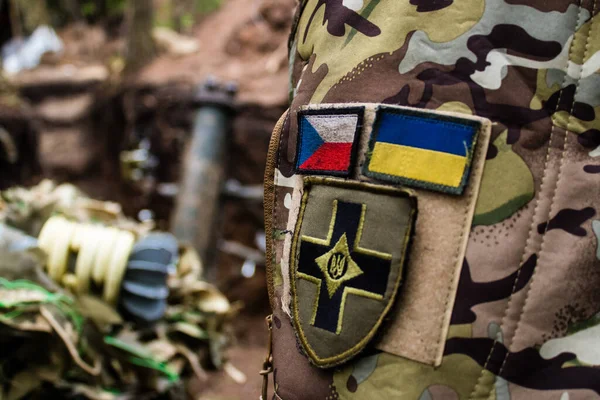 stock image Ukrainian soldier from the 28th Artillery Battalion adjusting the position of a 120mm mortar on a Russian target on the zero line in the forest near Bakhmut. The Russian and Ukrainian armies clash in the Donbass,