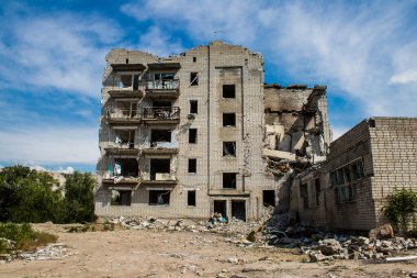 Izyum kasabasında hasar gören bina. Sivil altyapılar Rus ordusunun ayrıcalıklı hedefleridir. Rusya Ukrayna 'yı işgal etti ve bu bölgede ağır çatışmalar yaşandı..