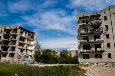 Izyum kasabasında hasar gören bina. Sivil altyapılar Rus ordusunun ayrıcalıklı hedefleridir. Rusya Ukrayna 'yı işgal etti ve bu bölgede ağır çatışmalar yaşandı..