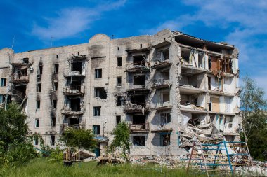 Izyum kasabasında hasar gören bina. Sivil altyapılar Rus ordusunun ayrıcalıklı hedefleridir. Rusya Ukrayna 'yı işgal etti ve bu bölgede ağır çatışmalar yaşandı..