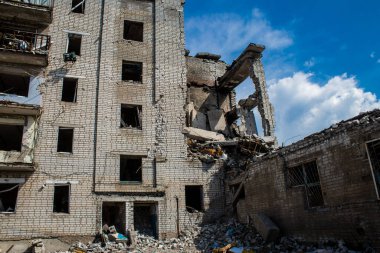 Izyum kasabasında hasar gören bina. Sivil altyapılar Rus ordusunun ayrıcalıklı hedefleridir. Rusya Ukrayna 'yı işgal etti ve bu bölgede ağır çatışmalar yaşandı..