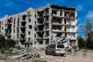 Izyum kasabasında hasar gören bina. Sivil altyapılar Rus ordusunun ayrıcalıklı hedefleridir. Rusya Ukrayna 'yı işgal etti ve bu bölgede ağır çatışmalar yaşandı..