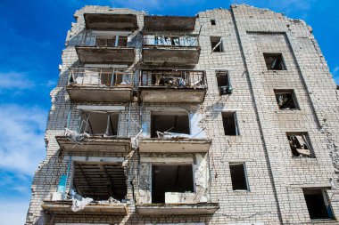 Izyum kasabasında hasar gören bina. Sivil altyapılar Rus ordusunun ayrıcalıklı hedefleridir. Rusya Ukrayna 'yı işgal etti ve bu bölgede ağır çatışmalar yaşandı..