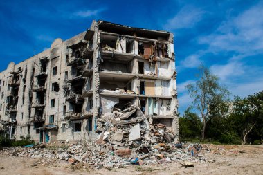 Izyum kasabasında hasar gören bina. Sivil altyapılar Rus ordusunun ayrıcalıklı hedefleridir. Rusya Ukrayna 'yı işgal etti ve bu bölgede ağır çatışmalar yaşandı..