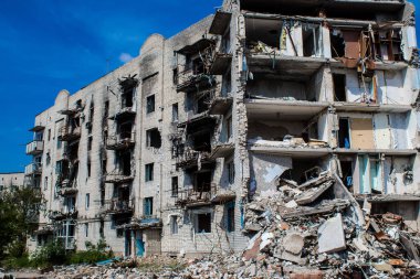 Izyum kasabasında hasar gören bina. Sivil altyapılar Rus ordusunun ayrıcalıklı hedefleridir. Rusya Ukrayna 'yı işgal etti ve bu bölgede ağır çatışmalar yaşandı..