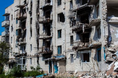 Izyum kasabasında hasar gören bina. Sivil altyapılar Rus ordusunun ayrıcalıklı hedefleridir. Rusya Ukrayna 'yı işgal etti ve bu bölgede ağır çatışmalar yaşandı..