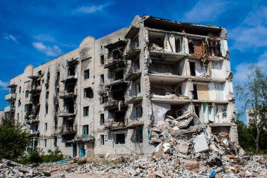 Izyum kasabasında hasar gören bina. Sivil altyapılar Rus ordusunun ayrıcalıklı hedefleridir. Rusya Ukrayna 'yı işgal etti ve bu bölgede ağır çatışmalar yaşandı..