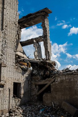 Izyum kasabasında hasar gören bina. Sivil altyapılar Rus ordusunun ayrıcalıklı hedefleridir. Rusya Ukrayna 'yı işgal etti ve bu bölgede ağır çatışmalar yaşandı..