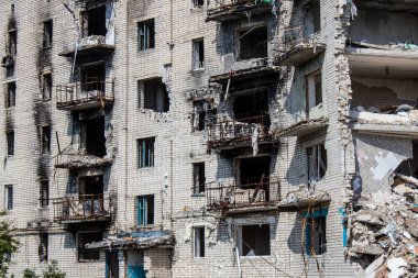 Izyum kasabasında hasar gören bina. Sivil altyapılar Rus ordusunun ayrıcalıklı hedefleridir. Rusya Ukrayna 'yı işgal etti ve bu bölgede ağır çatışmalar yaşandı..