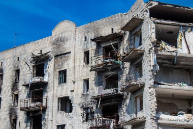 Izyum kasabasında hasar gören bina. Sivil altyapılar Rus ordusunun ayrıcalıklı hedefleridir. Rusya Ukrayna 'yı işgal etti ve bu bölgede ağır çatışmalar yaşandı..