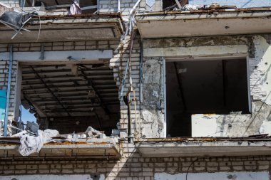 Izyum kasabasında hasar gören bina. Sivil altyapılar Rus ordusunun ayrıcalıklı hedefleridir. Rusya Ukrayna 'yı işgal etti ve bu bölgede ağır çatışmalar yaşandı..