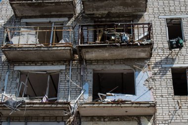 Izyum kasabasında hasar gören bina. Sivil altyapılar Rus ordusunun ayrıcalıklı hedefleridir. Rusya Ukrayna 'yı işgal etti ve bu bölgede ağır çatışmalar yaşandı..