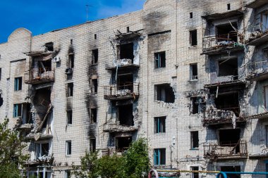 Izyum kasabasında hasar gören bina. Sivil altyapılar Rus ordusunun ayrıcalıklı hedefleridir. Rusya Ukrayna 'yı işgal etti ve bu bölgede ağır çatışmalar yaşandı..