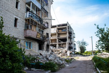 Izyum kasabasında hasar gören bina. Sivil altyapılar Rus ordusunun ayrıcalıklı hedefleridir. Rusya Ukrayna 'yı işgal etti ve bu bölgede ağır çatışmalar yaşandı..