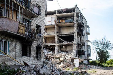Izyum kasabasında hasar gören bina. Sivil altyapılar Rus ordusunun ayrıcalıklı hedefleridir. Rusya Ukrayna 'yı işgal etti ve bu bölgede ağır çatışmalar yaşandı..