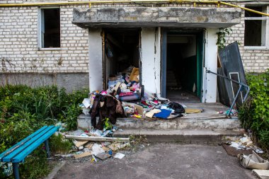 Izyum kasabasında hasar gören bina. Sivil altyapılar Rus ordusunun ayrıcalıklı hedefleridir. Rusya Ukrayna 'yı işgal etti ve bu bölgede ağır çatışmalar yaşandı..