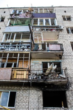 Izyum kasabasında hasar gören bina. Sivil altyapılar Rus ordusunun ayrıcalıklı hedefleridir. Rusya Ukrayna 'yı işgal etti ve bu bölgede ağır çatışmalar yaşandı..