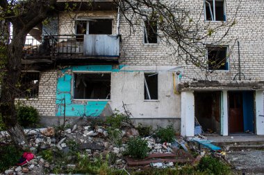 Izyum kasabasında hasar gören bina. Sivil altyapılar Rus ordusunun ayrıcalıklı hedefleridir. Rusya Ukrayna 'yı işgal etti ve bu bölgede ağır çatışmalar yaşandı..
