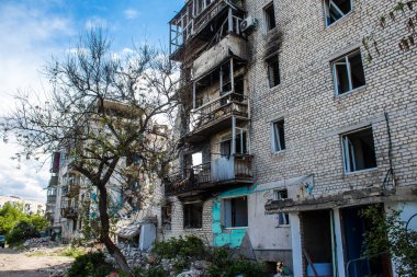 Izyum kasabasında hasar gören bina. Sivil altyapılar Rus ordusunun ayrıcalıklı hedefleridir. Rusya Ukrayna 'yı işgal etti ve bu bölgede ağır çatışmalar yaşandı..