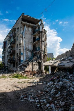 Izyum kasabasında hasar gören bina. Sivil altyapılar Rus ordusunun ayrıcalıklı hedefleridir. Rusya Ukrayna 'yı işgal etti ve bu bölgede ağır çatışmalar yaşandı..