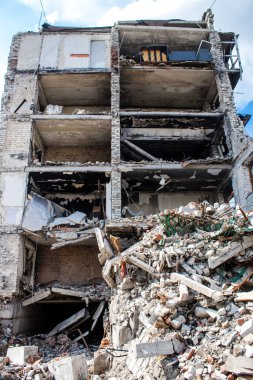 Izyum kasabasında hasar gören bina. Sivil altyapılar Rus ordusunun ayrıcalıklı hedefleridir. Rusya Ukrayna 'yı işgal etti ve bu bölgede ağır çatışmalar yaşandı..