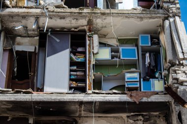 Izyum kasabasında hasar gören bina. Sivil altyapılar Rus ordusunun ayrıcalıklı hedefleridir. Rusya Ukrayna 'yı işgal etti ve bu bölgede ağır çatışmalar yaşandı..