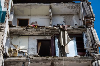 Izyum kasabasında hasar gören bina. Sivil altyapılar Rus ordusunun ayrıcalıklı hedefleridir. Rusya Ukrayna 'yı işgal etti ve bu bölgede ağır çatışmalar yaşandı..