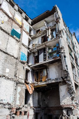 Izyum kasabasında hasar gören bina. Sivil altyapılar Rus ordusunun ayrıcalıklı hedefleridir. Rusya Ukrayna 'yı işgal etti ve bu bölgede ağır çatışmalar yaşandı..