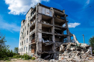 Izyum kasabasında hasar gören bina. Sivil altyapılar Rus ordusunun ayrıcalıklı hedefleridir. Rusya Ukrayna 'yı işgal etti ve bu bölgede ağır çatışmalar yaşandı..