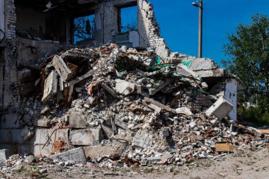 Izyum kasabasında hasar gören bina. Sivil altyapılar Rus ordusunun ayrıcalıklı hedefleridir. Rusya Ukrayna 'yı işgal etti ve bu bölgede ağır çatışmalar yaşandı..