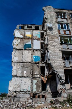 Izyum kasabasında hasar gören bina. Sivil altyapılar Rus ordusunun ayrıcalıklı hedefleridir. Rusya Ukrayna 'yı işgal etti ve bu bölgede ağır çatışmalar yaşandı..
