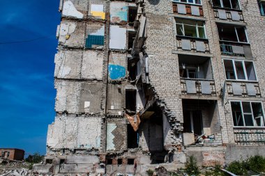 Izyum kasabasında hasar gören bina. Sivil altyapılar Rus ordusunun ayrıcalıklı hedefleridir. Rusya Ukrayna 'yı işgal etti ve bu bölgede ağır çatışmalar yaşandı..