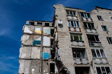 Izyum kasabasında hasar gören bina. Sivil altyapılar Rus ordusunun ayrıcalıklı hedefleridir. Rusya Ukrayna 'yı işgal etti ve bu bölgede ağır çatışmalar yaşandı..