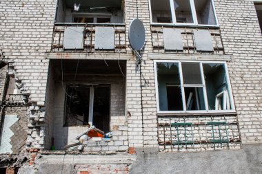 Izyum kasabasında hasar gören bina. Sivil altyapılar Rus ordusunun ayrıcalıklı hedefleridir. Rusya Ukrayna 'yı işgal etti ve bu bölgede ağır çatışmalar yaşandı..