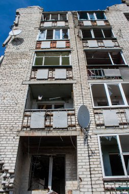 Izyum kasabasında hasar gören bina. Sivil altyapılar Rus ordusunun ayrıcalıklı hedefleridir. Rusya Ukrayna 'yı işgal etti ve bu bölgede ağır çatışmalar yaşandı..