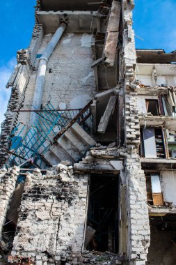 Izyum kasabasında hasar gören bina. Sivil altyapılar Rus ordusunun ayrıcalıklı hedefleridir. Rusya Ukrayna 'yı işgal etti ve bu bölgede ağır çatışmalar yaşandı..