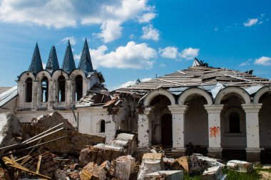 Dolyna köyündeki Ortodoks Svyato Heorhiy Ivs manastırı Rus ordusu tarafından bombalanarak yok edildi. Bölgedeki çatışmalar dinsel anıtlara zarar veriyor ve bu büyük bir kültürel kayıp..