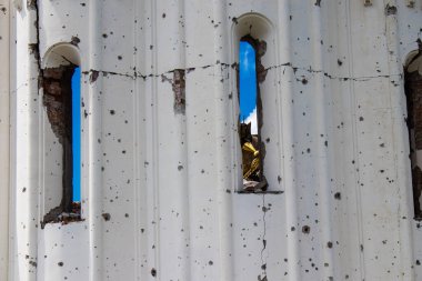 Dolyna köyündeki Ortodoks Svyato Heorhiy Ivs manastırı Rus ordusu tarafından bombalanarak yok edildi. Bölgedeki çatışmalar dinsel anıtlara zarar veriyor ve bu büyük bir kültürel kayıp..